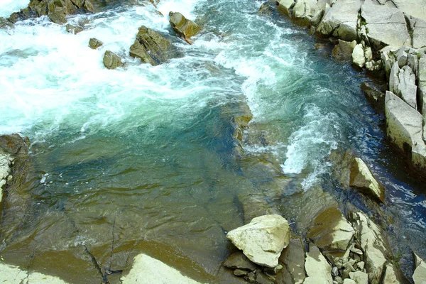 Río de montaña, rutas de senderismo de verano, rápidos fluviales, rocas — Foto de Stock