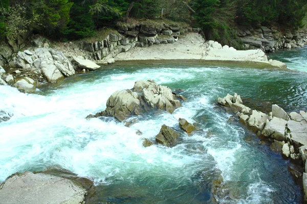 Río de montaña, rutas de senderismo de verano, rápidos fluviales, rocas afiladas — Foto de Stock