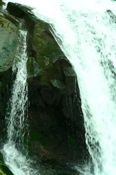 Río de montaña en el desfiladero, rutas de senderismo de verano, cascada de primer plano — Foto de Stock
