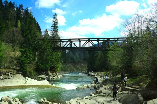 Mountain River Summer Hiking Trails River Rapids Bridge Tourists Landscape — Stockfoto