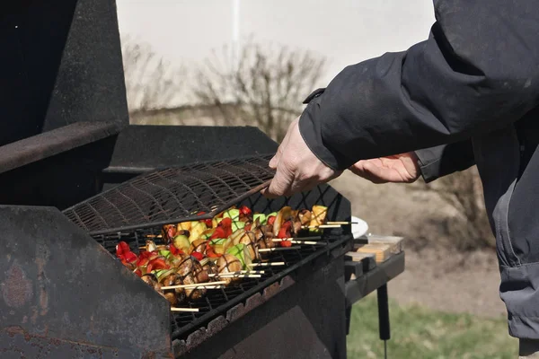 Mężczyzna Przygotowujący Warzywa Grillu Latem Zamknij Się — Zdjęcie stockowe