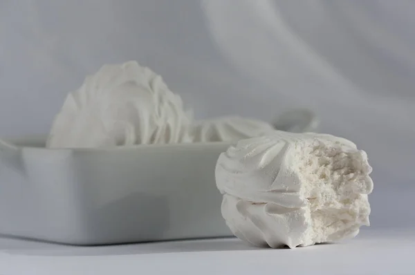 Marshmallow Morso Con Piatto Pieno Quadrato Profondo Marshmallow Sfondo Bianco — Foto Stock