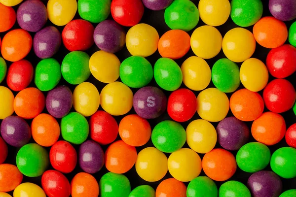 Riga, Letonya - 9 Aralık 2019. Renkli şekerlemeler. Ortasında bir logo şekeri olan şekerler..