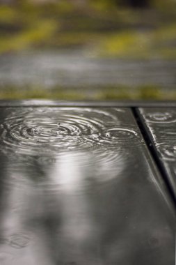 Tahta yüzeyde bulanık yağmur damlaları var.. 