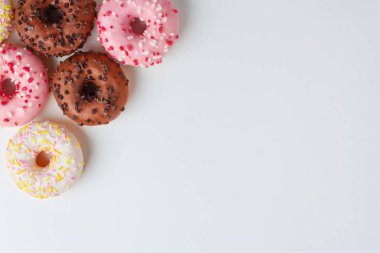 Köşesinde farklı jöleli, beyaz arka planda fotokopi alanı olan renkli çörekler. Önemsiz tatlılar.