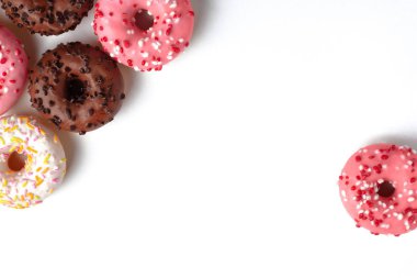 Köşesinde farklı jöleli, beyaz arka planda fotokopi alanı olan renkli çörekler. Önemsiz tatlılar.