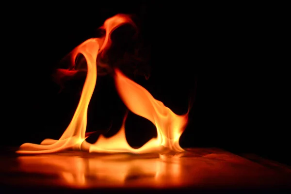 Hermosas llamas de fuego sobre un fondo negro. —  Fotos de Stock