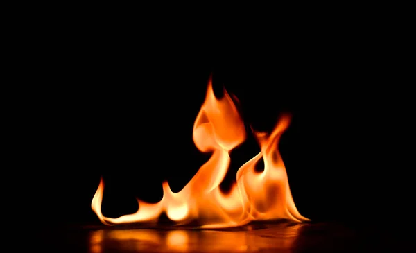 Vuur vlammen op een zwarte achtergrond. — Stockfoto