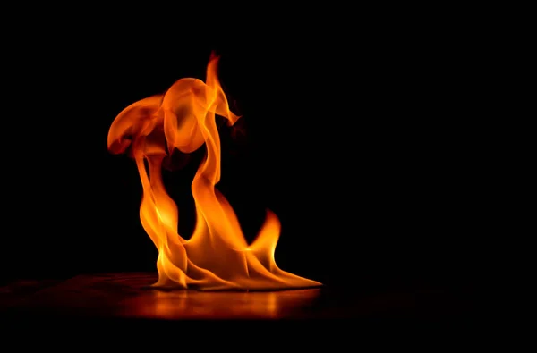 Llamas de fuego sobre un fondo negro. —  Fotos de Stock