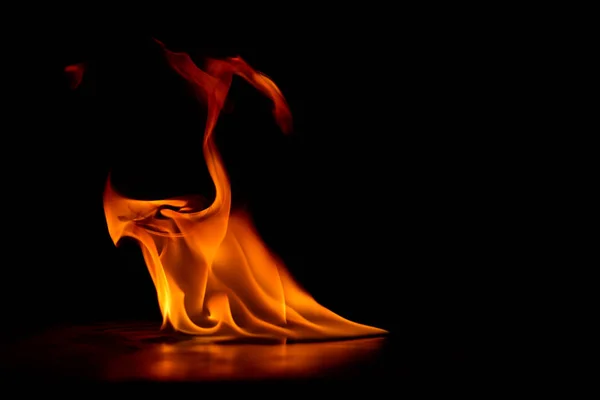 Vuur vlammen op een zwarte achtergrond. — Stockfoto