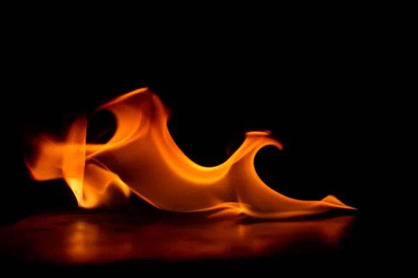 Tűz lángok egy fekete háttér. — Stock Fotó