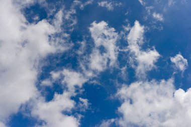 Bulutlu mavi gökyüzü