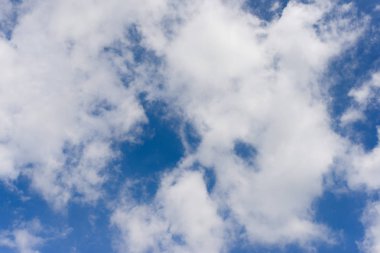 Bulutlu mavi gökyüzü