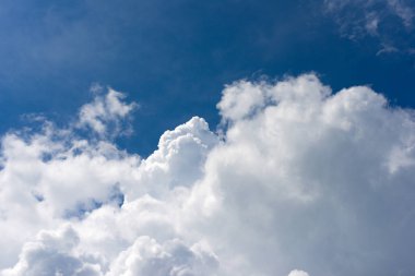 Bulutlu mavi gökyüzü