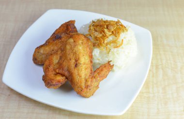 ahşap arka plan üzerinde yapışkan pirinç kızarmış tavuk.