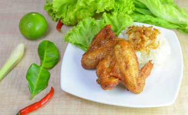 ahşap arka plan üzerinde yapışkan pirinç kızarmış tavuk.