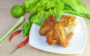 ahşap arka plan üzerinde yapışkan pirinç kızarmış tavuk.