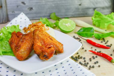 ahşap arka plan üzerinde yapışkan pirinç kızarmış tavuk.