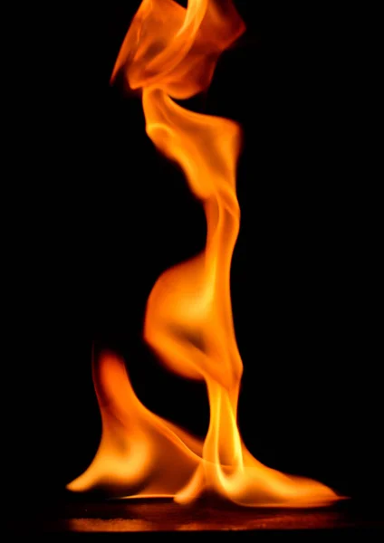 Piękne płomienie ognia na czarnym tle. — Zdjęcie stockowe
