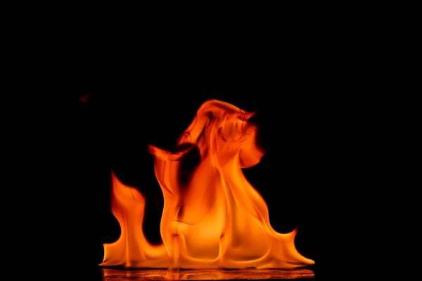 Mooie vuur vlammen op een zwarte achtergrond. — Stockfoto