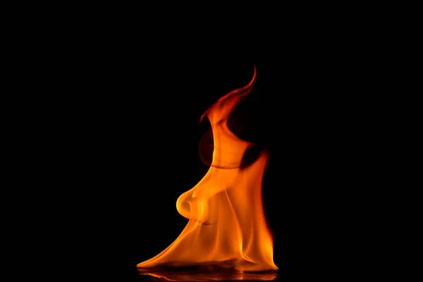 Hermosas llamas de fuego sobre un fondo negro. —  Fotos de Stock