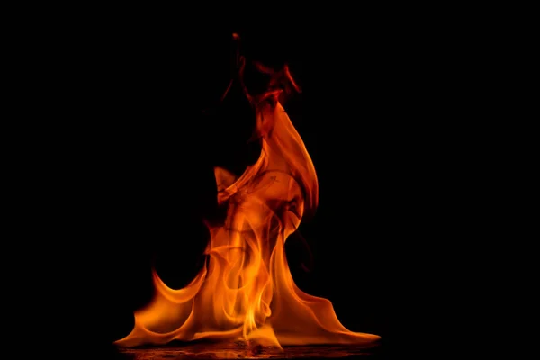 Gyönyörű tűz lángok egy fekete háttér. — Stock Fotó