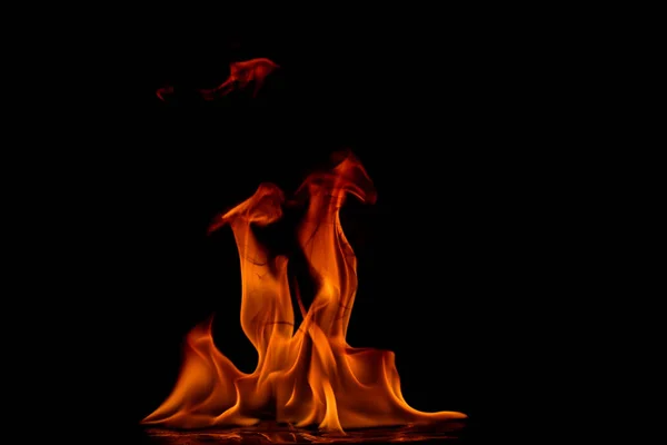 Belles flammes de feu sur un fond noir. — Photo