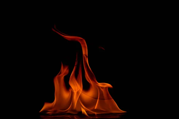 Gyönyörű tűz lángok egy fekete háttér. — Stock Fotó