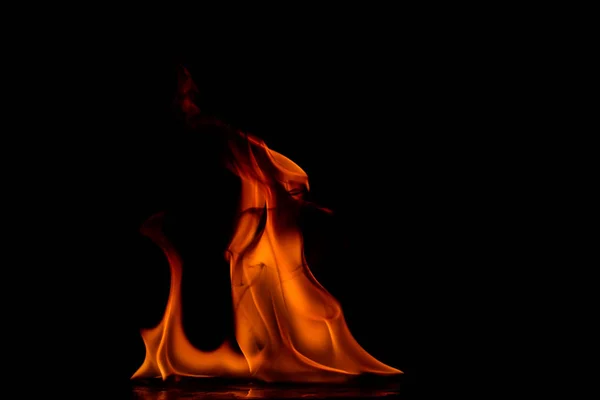 Schöne Feuerflammen auf schwarzem Hintergrund. — Stockfoto