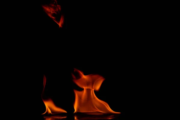 Belles flammes de feu sur un fond noir. — Photo