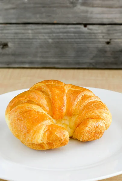 Croissants em um fundo de madeira — Fotografia de Stock