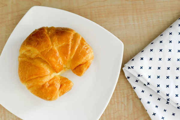 Croissants em um fundo de madeira — Fotografia de Stock