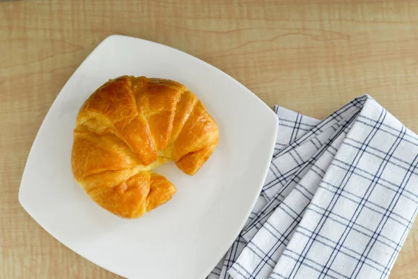 Croissants em um fundo de madeira — Fotografia de Stock