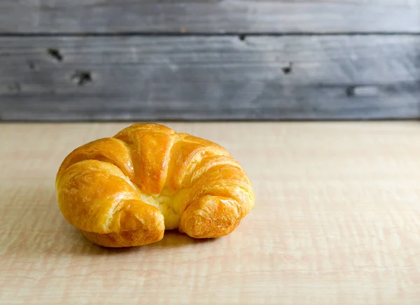 Croissants em um fundo de madeira — Fotografia de Stock