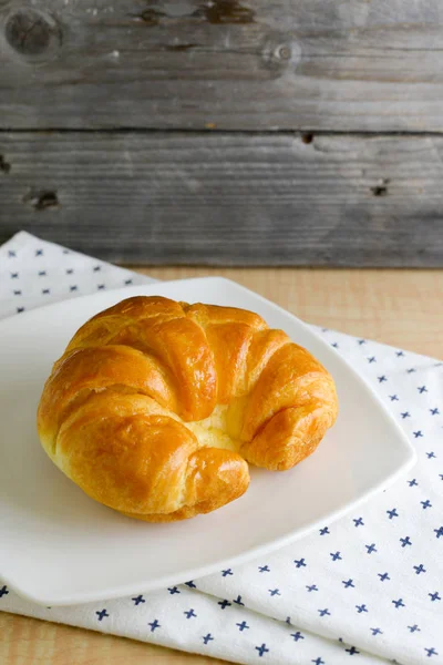 Croissants em um fundo de madeira — Fotografia de Stock