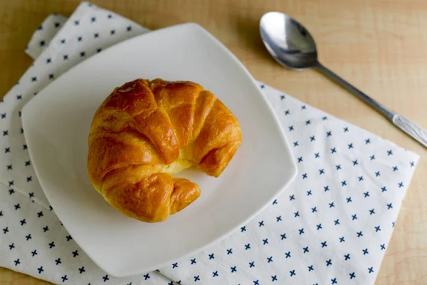 Croissants em um fundo de madeira — Fotografia de Stock