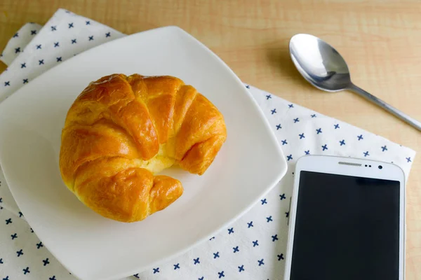 Croissants em um fundo de madeira — Fotografia de Stock