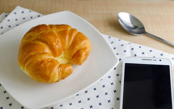 Croissants em um fundo de madeira — Fotografia de Stock