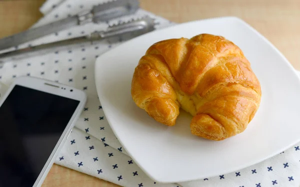 Croissants em um fundo de madeira — Fotografia de Stock