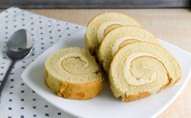 Bir plaka üzerinde kahve aromalı rulo pasta