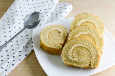 Bir plaka üzerinde kahve aromalı rulo pasta