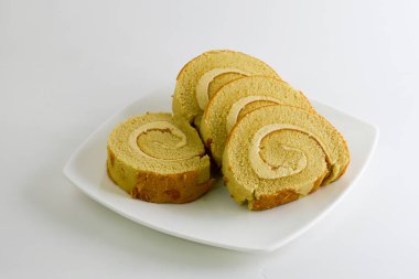 Bir plaka üzerinde kahve aromalı rulo pasta