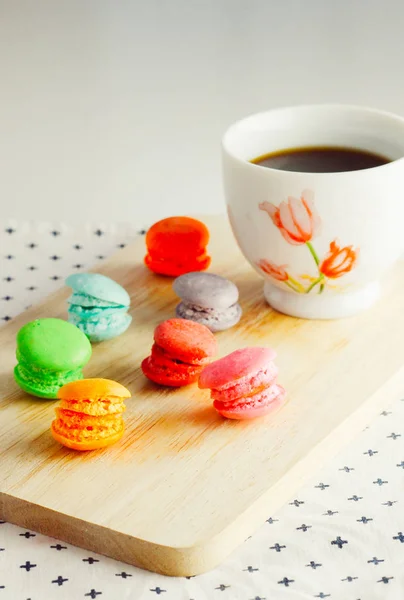 Macarons colorés avec café noir — Photo