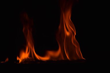 alevler siyah arkaplanda