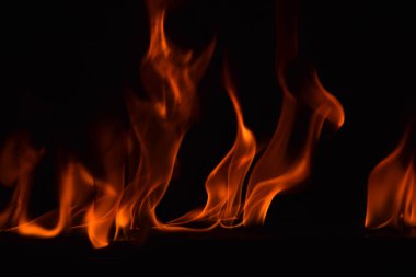 alevler siyah arkaplanda