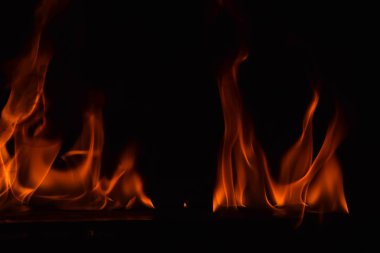 alevler siyah arkaplanda