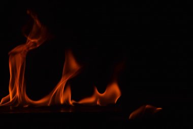 alevler siyah arkaplanda