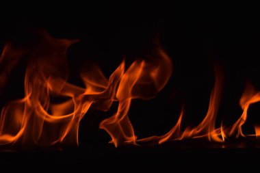 alevler siyah arkaplanda