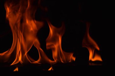 alevler siyah arkaplanda