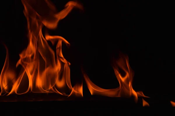 Vuur vlammen op zwarte achtergrond — Stockfoto